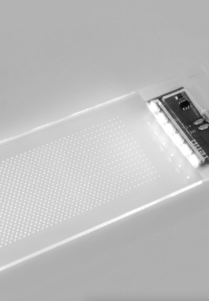 Laserstrukturierter Flachlichtleiter von feno. Mit homogener Lichtverteilung und einer Höhe von nur 2 Millimetern.