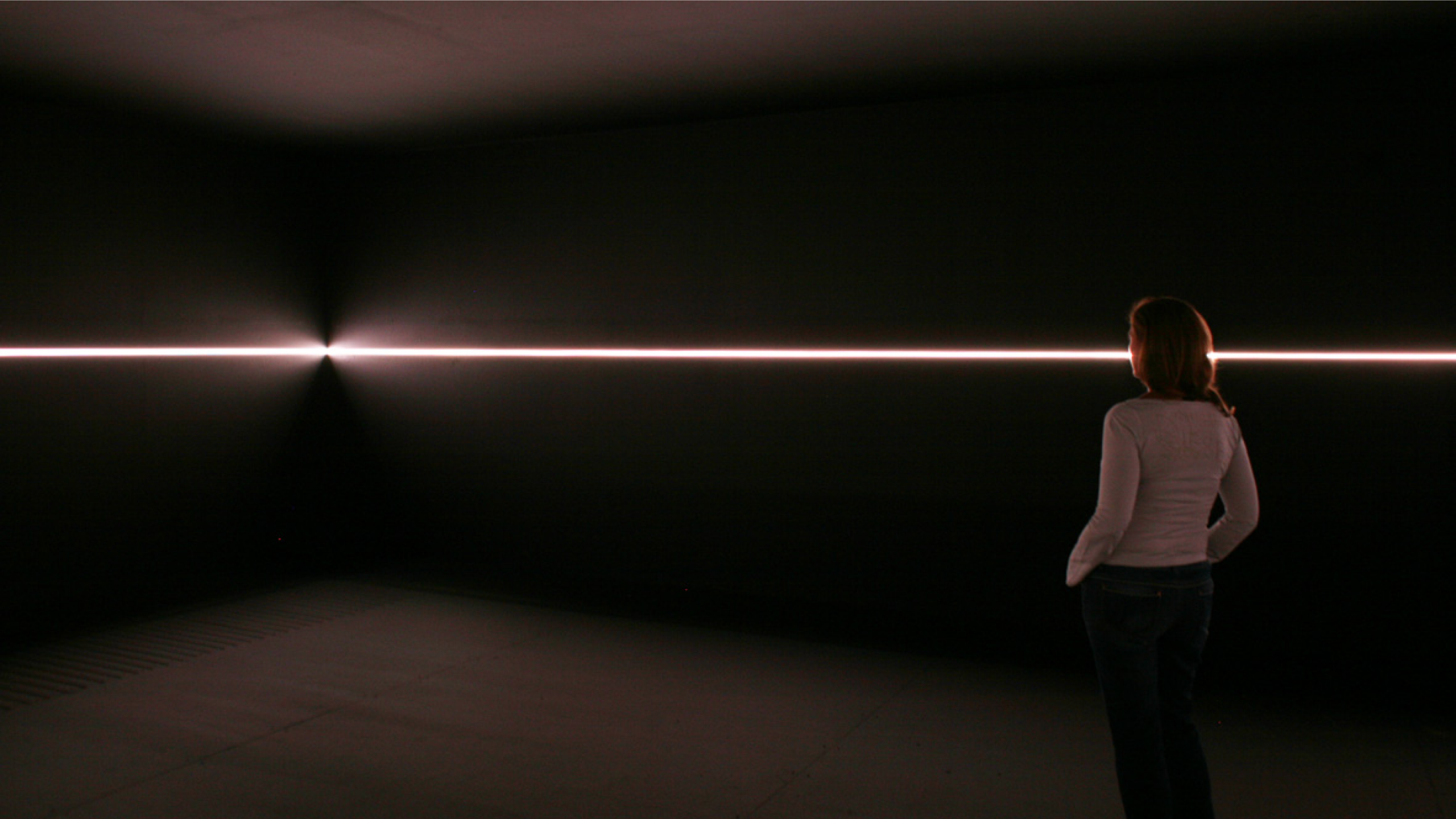 Lichtinstallation "Your Black Horizon" vom Lichtkünstler Olafur Eliasson. Technologie: feno.